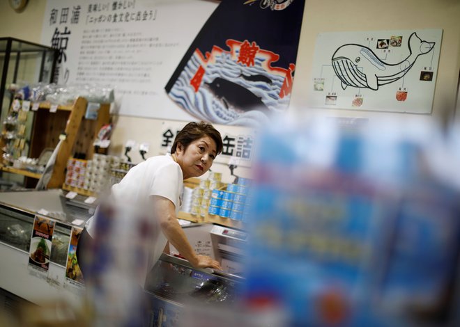 Japonci so se v zadnjih desetletjih odvadili jesti kitovo meso. FOTO: Reuters