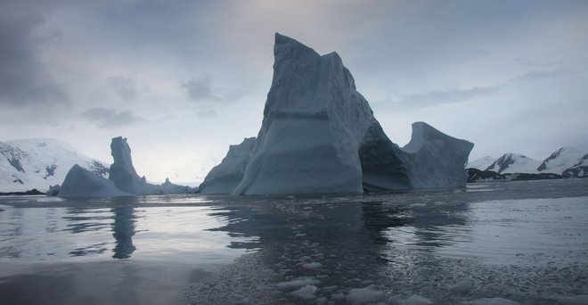 Z letošnjim letom smo tako opazili, da se ledeniki v Himalaji tanjšajo dvakrat hitreje od napovedi, obseg arktičnega ledu je najmanjši v zgodovini meritev, v kanadskem arktičnem krogu se tali permafrost. Foto Shutterstock