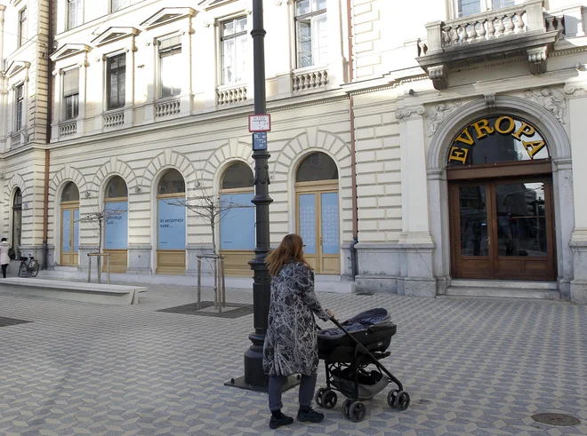 S prenovo cest se pojavijo pločniki v dimenzijah »ploščadi«. Prazni, pripravljeni na širjenje gostinskih lokalov. Foto Mavric Pivk