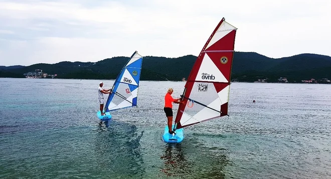 Juta Ošlak Kranjc (desno), nekdanja jugoslovanska prvakinja v jadranju na deski, ima od maja do oktobra na Pelješcu šolo jadranja na deski. FOTO: osebni arhiv