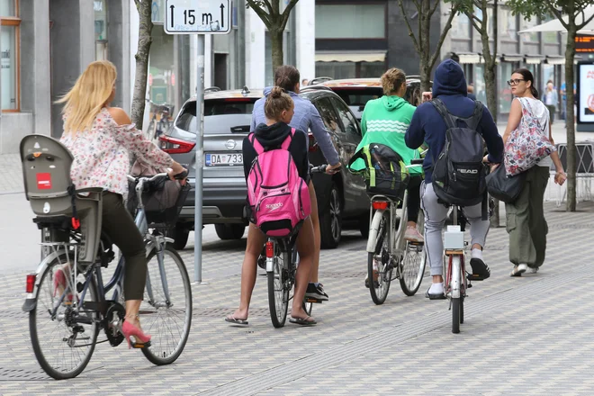 V Ljubljani smo pogosto priča vožnjam v napačni smeri in brez čelad, po pločnikih za pešce, neupoštevanju rdečih luči na semaforjih ... Foto Tomi Lombar