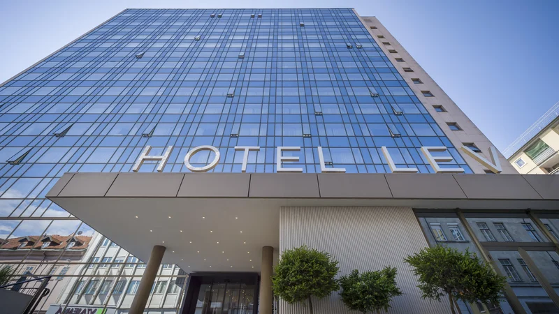 Fotografija: Hotel Lev je bil nazadnje prenovljen pred desetletjem. FOTO: Janez Marolt