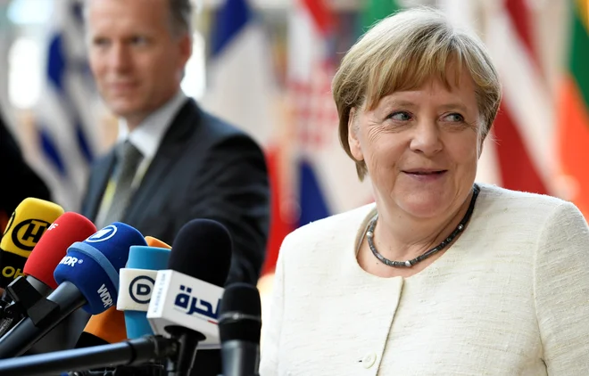 Kljub utrujenosti je bila Angela Merkel dobro razpoložena, skoraj navihana. FOTO: REUTERS