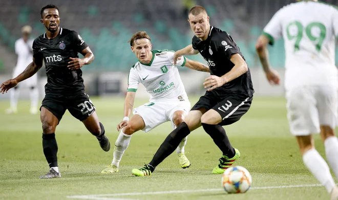 Stefan Savić je bil ob beograjskih obrambnih orjakih v črnih majicah rahlo v senci, a ima še štiri dni na voljo, da ujame odlično formo iz konca minule sezone. FOTO: Roman Šipić/Delo