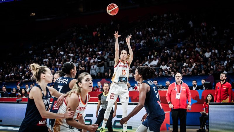 Fotografija: Anna Cruz (15) je spretno organizirala špansko igro, Marta Xargay (10) je natančno zadevala. FOTO: FIBA