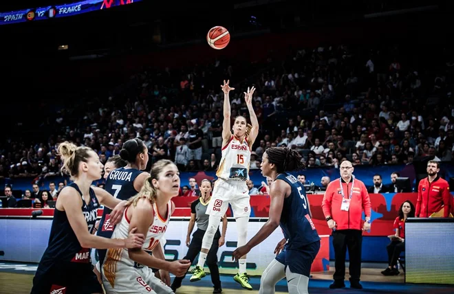 Anna Cruz (15) je spretno organizirala špansko igro, Marta Xargay (10) je natančno zadevala. FOTO: FIBA