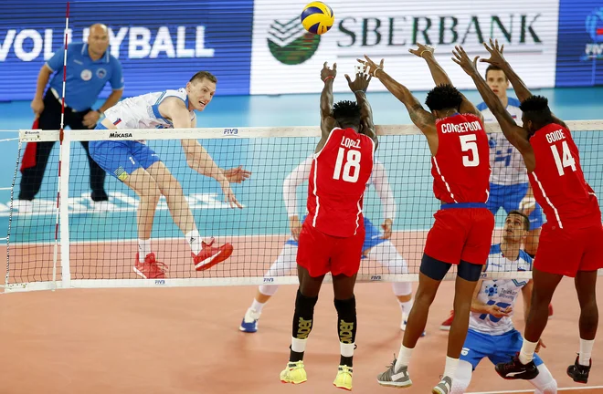 Tonček Štern (levo) je bil med najbolje razpoloženimi slovenskimi odbojkarji. FOTO: Roman Šipić/Delo