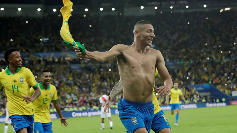 Fotografija: Richarlison je v 90. minuti z enajstmetrovke zabil gol za 3:1 in slavje na Maracani se je lahko začelo. FOTO: Reuters