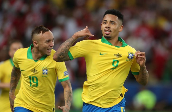 Gabriel Jesus (desno) je imel prste vmes pri obeh brazilskih golih v prvem polčasu. FOTO: Reuters