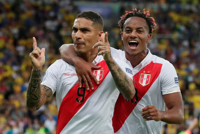 Peruju je nekaj upanja z golom z bele točke v 44. minuti dal Paolo Guerrero (levo). FOTO: Reuters