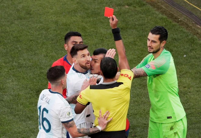 Lionel Messi je v 36. minuti tekme za 3. mesto prejel rdeči karton, a je Argentina vseeno z 2:1 premagala Čile. FOTO: Reuters