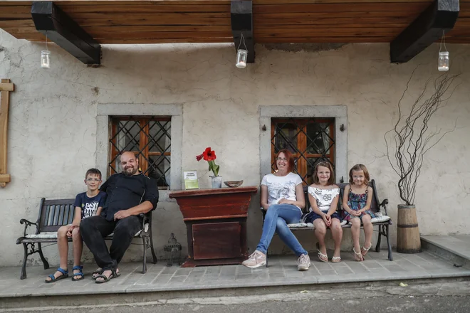 Tale družina bo za vas skuhala: Mark Smerajc je šef kuhinje, žena Alenka pa tudi ni neroda. Nas so navdušili domače testenine in res izvrsten kozliček. FOTO: Uroš Hočevar