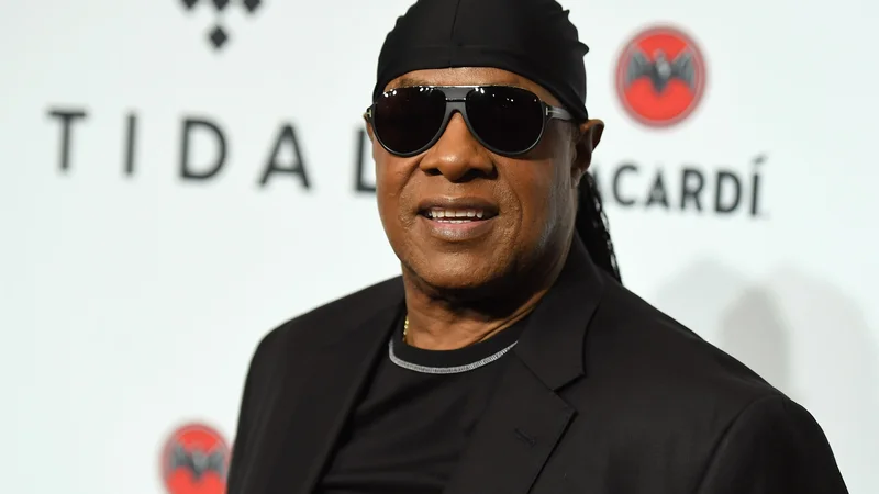 Fotografija: Stevie Wonder je prodal več kot 100 milijonov plošč, dobil je rekordnih 25 najvišjih ameriških glasbenih nagrad grammy in oskarja za najboljšo pesem leta 1984. FOTO: AFP