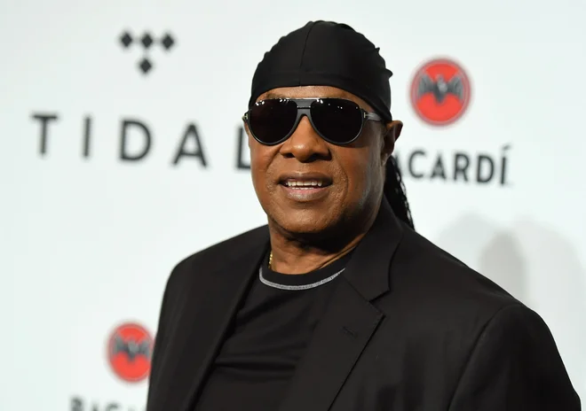 Stevie Wonder je prodal več kot 100 milijonov plošč, dobil je rekordnih 25 najvišjih ameriških glasbenih nagrad grammy in oskarja za najboljšo pesem leta 1984. FOTO: AFP