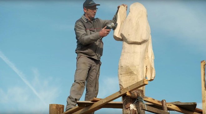 »Še sam sem presenečen, kaj je nastalo,« v videu pove Aleš Župevc - Maxi, ki mu je umetnik Downey naročil izvedbo kipa.<br />
Foto iz videa Brada Downeyja