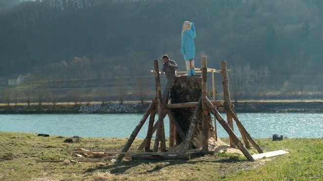 V petek so v Rožnem pri Sevnici odkrili skulpturo <em>Melania</em>.<br />
Foto iz videa Brada Downeyja