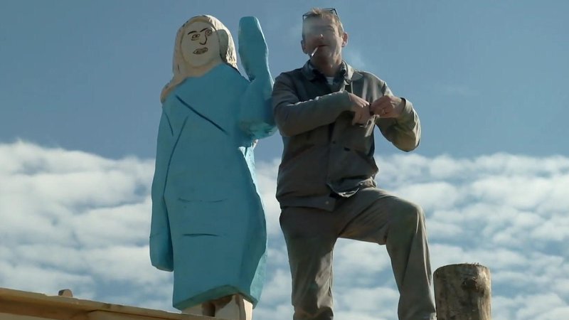 Fotografija: Pravzaprav sta za kipom Melanie dva moška: umetnik, ki ga je sponzoriral, in rokodelec Aleš Župevc - Maxi (na fotografiji), ki ga je naredil. 
Foto iz videa Brada Downeyja