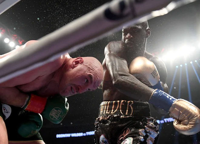 Tyson Fury (levo) in Deontay Wilder bosta še enkrat prekrižala pesti. FOTO: AFP