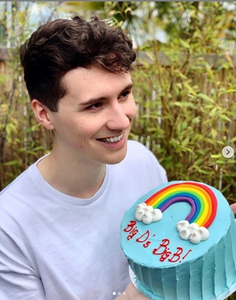 Daniel Howell je ravno malo pred svojim 28. letom priznal, da je gej. »Najbolj primerna, a vseeno neprimerna rojstnodnevna torta,« je napisal na svojem instagramu. FOTO: Instagram D. H.