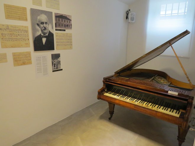 V Jerebovi spominski sobi je postavljen tudi njegov klavir. Foto Bojan Rajšek