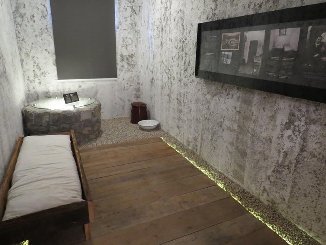 V kleti Stare sodnije so obnovili zaporniško samico. Foto Bojan Rajšek