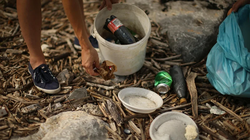 Fotografija: S pobudo hočejo doseči prepoved vse plastične embalaže in plastenk v Evropi do leta 2027. FOTO: Jure Eržen/Delo