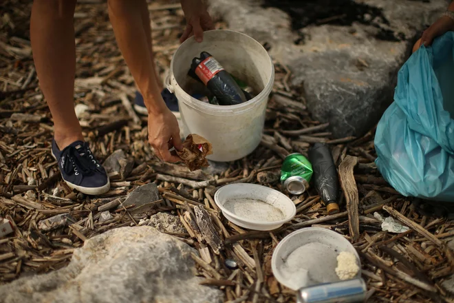 S pobudo hočejo doseči prepoved vse plastične embalaže in plastenk v Evropi do leta 2027. FOTO: Jure Eržen/Delo