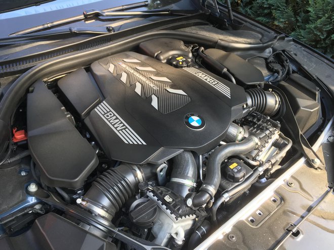 BMW-jevo osmico danes žene osemvaljni motor, ki ob pomagalih zmore veliko moči. FOTO: Gašper Boncelj
