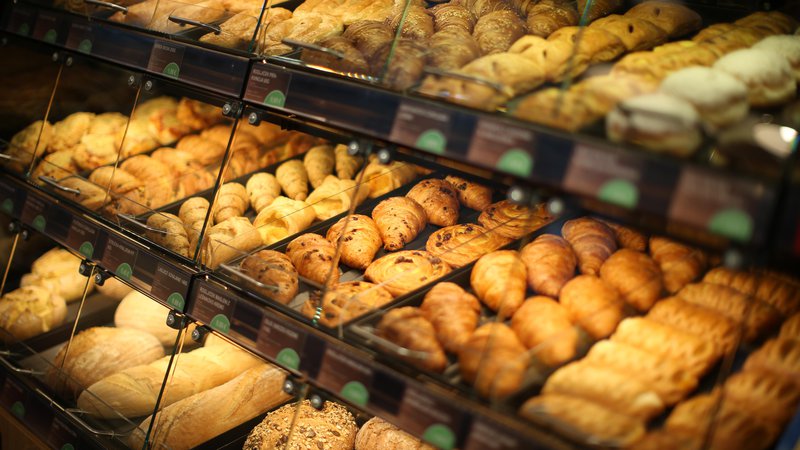 Fotografija: Odvzeti so bili vzorci živil, pri katerih je večje tveganje za prisotnost transmaščob. Takšni so pekovski izdelki, slani prigrizki in jušne kocke. FOTO: Jure Eržen/Delo