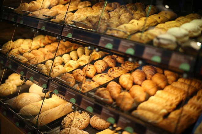 Odvzeti so bili vzorci živil, pri katerih je večje tveganje za prisotnost transmaščob. Takšni so pekovski izdelki, slani prigrizki in jušne kocke. FOTO: Jure Eržen/Delo