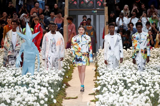Gigi Hadid v Ablohovi kolekciji pomlad/poletje 2020 na moškem modnem tednu v Parizu. FOTO: Reuters