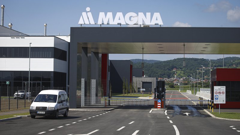 Fotografija: S skoraj 150 milijonov evrov vredno prvo fazo naložbe naj bi Magna v skladu s pogodbo do leta 2022 zaposlila nekaj več kot 400 ljudi. FOTO: Jože Suhadolnik/Delo