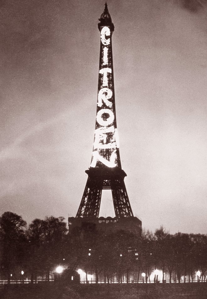 Eifflov stolp s Citroënovo reklamo<br />
Foto Wikimedia