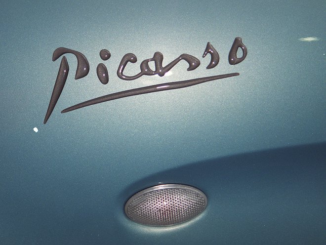 Napis picasso, ki ga je nosilo več Citroënovih enoprostorcev.<br />
Foto Tim Malavašič