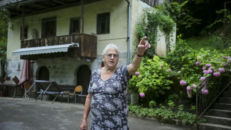 Fotografija: »Pozimi je malo hudo, dolgočasno, a poleti je vse polno ljudi,« pravi Jožefa Janežič. FOTO: Jože Suhadolnik