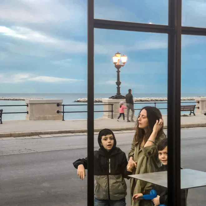 Obalna promenada v Bariju je priljubljeno sprehajališče. FOTO: Voranc Vogel