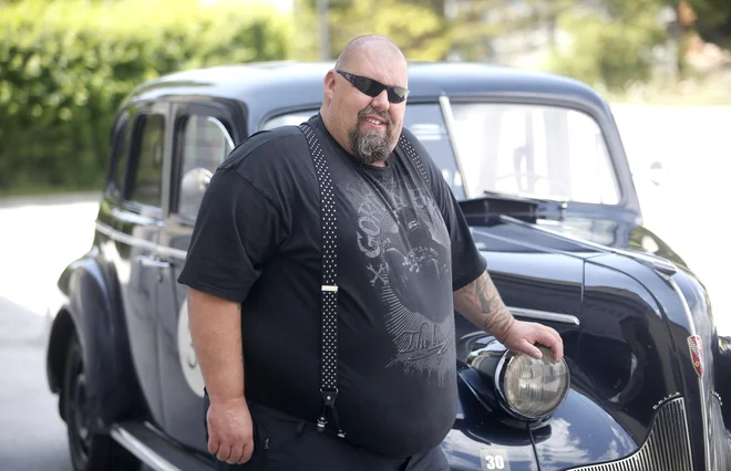 Jože Zalar in njegov 80-letni buick (special 40 series), s katerim je prepeljal tisoče kilometrov &ndash; približno 6000 testnih, nekaj manj kot 14 tisoč na reliju, potem pa še od Pariza do Ljubljane. Foto Roman Šipić