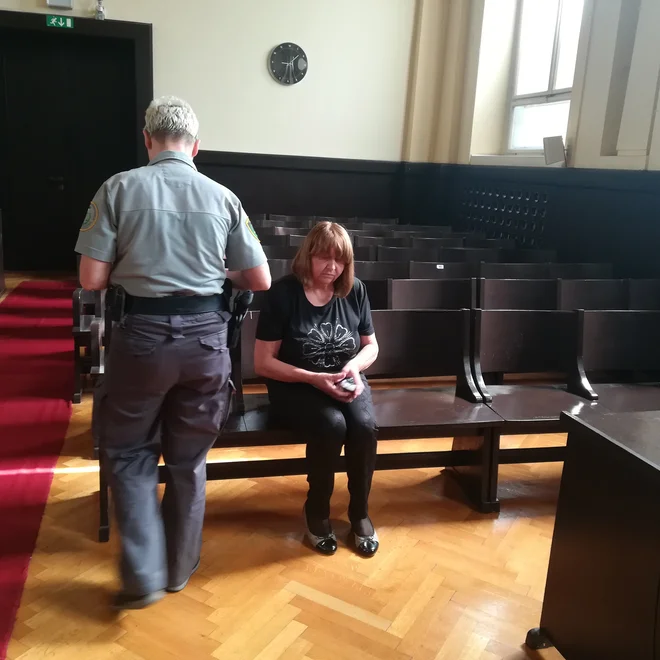 Ivica Kalšek je priznala, da je mamo odrinila, ne pa, da jo je s polenom udarila po glavi. FOTO: Aleš Andlovič