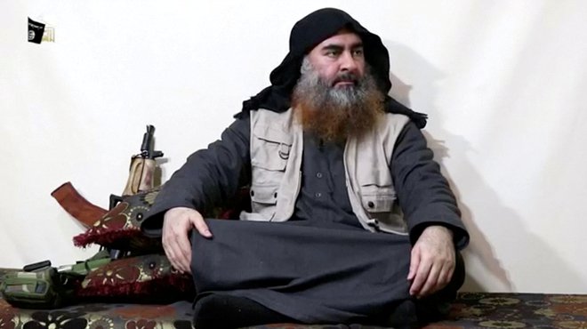 Trenutno sta na lestvici denarnih nagrad največ vredna iskana domnevna terorista Abu Bakr al Bagdadi, vodja skrajne skupine Islamska država (na fotografiji) in Ajman al Zavahiri. FOTO: Reuters