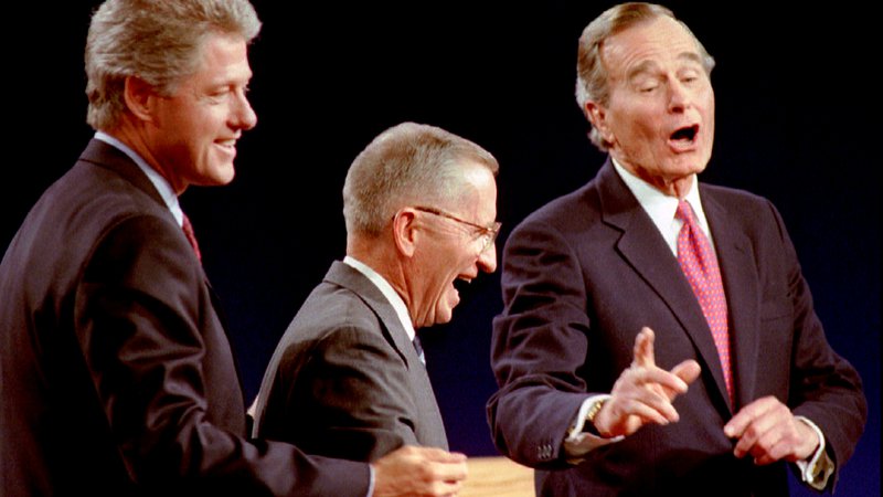Fotografija: Nekdanji demokratski predsednik Bill Clinton kot predsedniški kandidat s pokojnim Rossom Perotom in republikanskim predsednikom Georgeem Bushem starejšim. FOTO: Mark Cardwell/Reuters