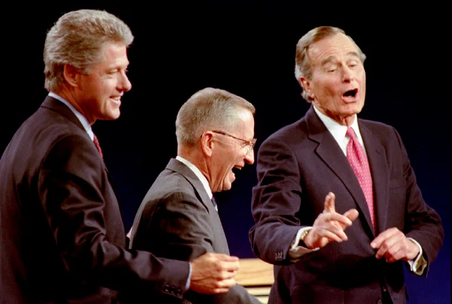 Nekdanji demokratski predsednik Bill Clinton kot predsedniški kandidat s pokojnim Rossom Perotom in republikanskim predsednikom Georgeem Bushem starejšim. FOTO: Mark Cardwell/Reuters