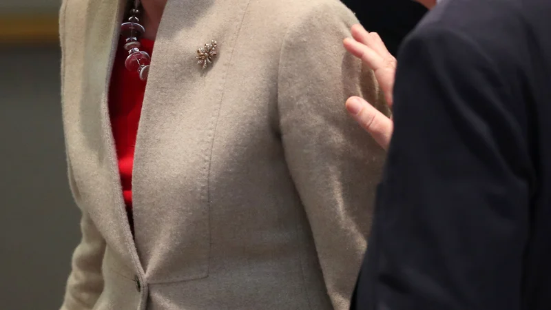 Fotografija: Odhajajoči predsednik evropske komisije Jean-Claude Juncker s prav tako odhajajočo britansko premierko Thereso May. Oba imata zdravstvene težave. FOTO: Reuters