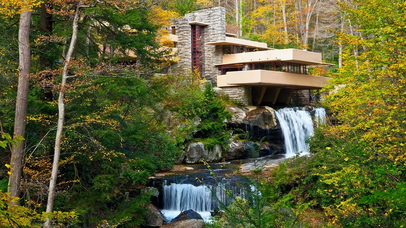 Fotografija: Na Unescov seznam svetovne dediščine so uvrstili kar osem del znamenitega ameriškega arhitekta Franka Lloyda Wrigta, med njimi najbolj znano hišo Fallingwater. FOTO: Wikipedija