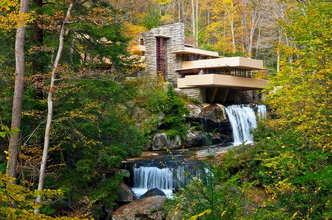 Na Unescov seznam svetovne dediščine so uvrstili kar osem del znamenitega ameriškega arhitekta Franka Lloyda Wrigta, med njimi najbolj znano hišo Fallingwater. FOTO: Wikipedija