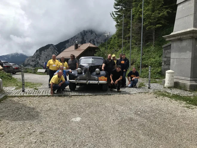 Še zadnji vzpon za 80-letnika, na Stari Ljubelj, kjer je ekipa ob dobri domači hrani proslavila veliki dosežek. Foto osebni arhiv Jože Zalar