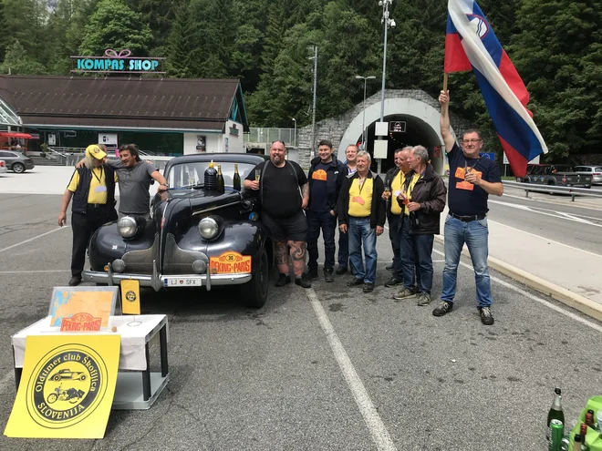 Takole so na Ljubelju Jožeta in Blaža pričakali prijatelji in člani Oldtimer cluba Škofljica. »Sprejem je bil res fenomenalen! Res bi se rad še enkrat zahvalil vsem podpornikom, prijateljem, družini, donatorjem in izredni ekipi, ki me je spremljala
