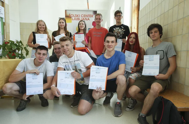 Nasmehi in aplavzi so bili obvezni spremljevalci obvezni podelitve spričeval na Gimnaziji Antona Aškerca. FOTO: Jože Suhadolnik/Delo