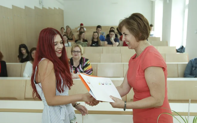 Maturantka Lana Gerželj Bizjak pravi, da je maturo doživela predvsem kot »stres«. FOTO: Jože Suhadolnik/Delo