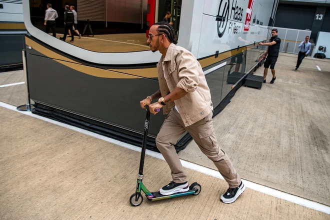 Lewis Hamilton se v Silverstonu zares počuti domače, po &raquo;paddocku&laquo; se je prevažal kar na skiroju. FOTO: AFP