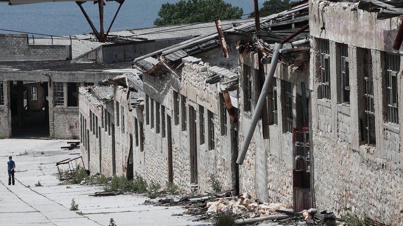 Fotografija: Jugoslovansko taborišče, ki je razdrobljeno po pustem otoku sredi Jadrana, še vedno buri domišljijo. FOTO: Jože Suhadolnik/Delo